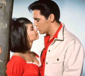 Yvonne Craig med Elvis i 'Kissin' Cousins'