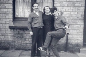 Ringo med sin mor Elsie og stedfader Harry foran huset i Admiral Grove