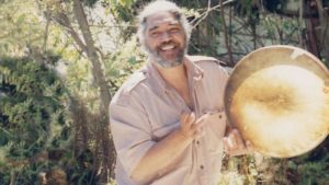 Bruce Langhorne med den store tamburine, som inspirerede Mr. Tambourine Man