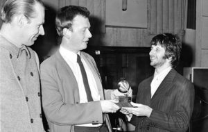 Geoff Emerick - i midten, med George Martin og Ringo Starr